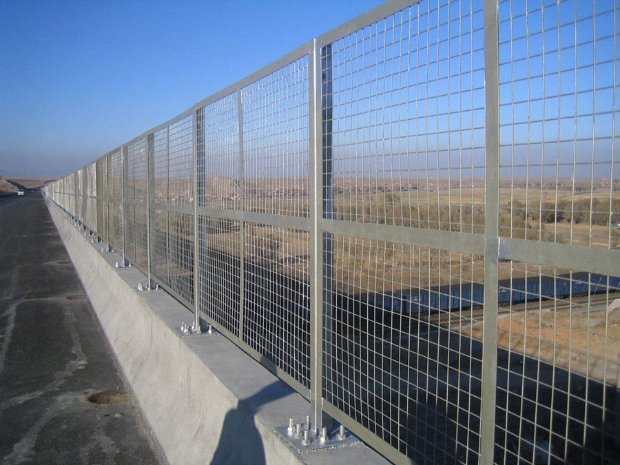 高速公路護(hù)欄